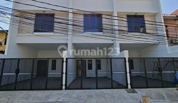 Dijual Rumah Baru 3 Lantai Row Jalan Lebar di Tanjung Duren