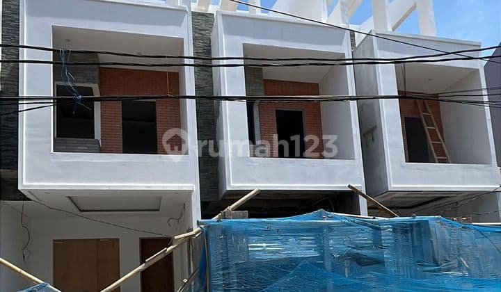 Dijual Rumah Brand New 3 Lantai Desain Tropis di Duri Kepa