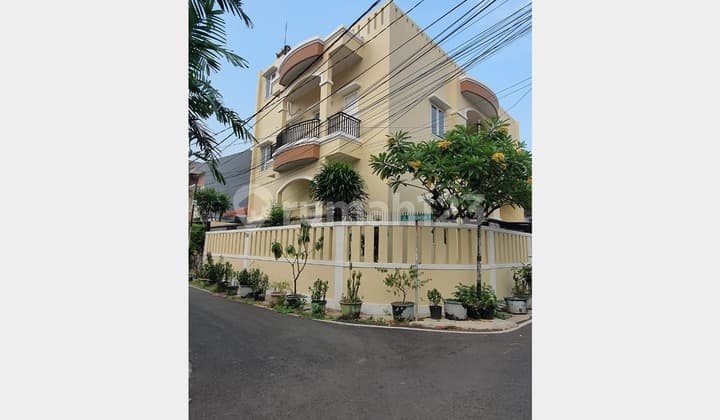 Dijual Rumah 3 Lantai Semi Furnished di Petojo Jakarta Pusat