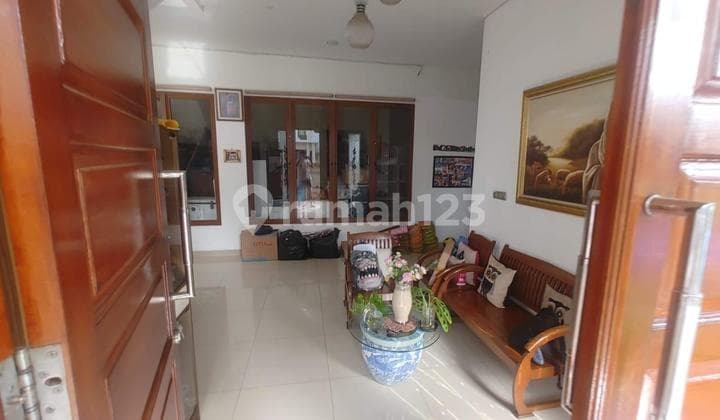 Rumah 2 Lantai Hoek di Versailles Residence Bsd, Tangerang Selatan