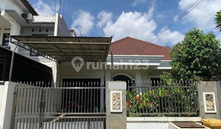 Rumah Dengan Halaman Luas Dan Kolam Renang Di Setu Cipayung Jaktim