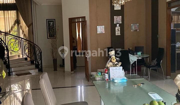 Rumah Mewah Lengkap dengan Kolam Renang Singgasana Bandung