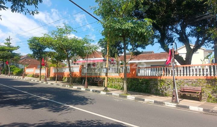 Disewakan Rumah Halaman Luas Cocok untuk Kantor dan Usaha