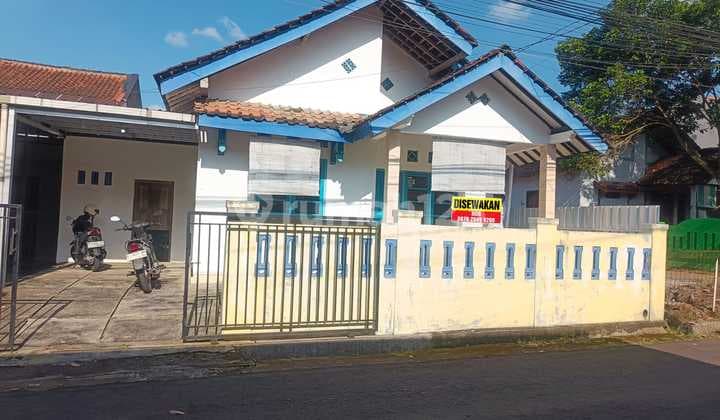Disewakan Rumah Siap Huni Pinggir Jalan Cocok untuk Usaha