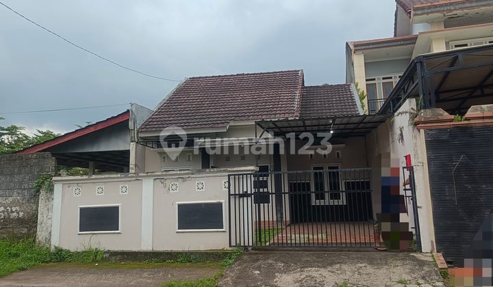 Disewakan Rumah Pinggir Jalan Cocok untuk Kantor dan Usaha