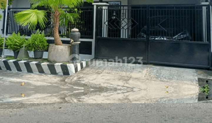 Dijual Rumah Rungkut Asri Timur, Surabaya Ada AC dan tanaman
