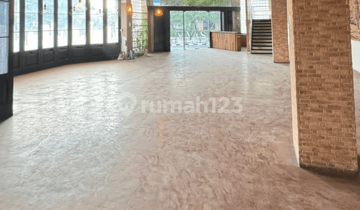 DiSewakan Gedung Jl Sulawesi Parkir luas Ada Lift, semi interior