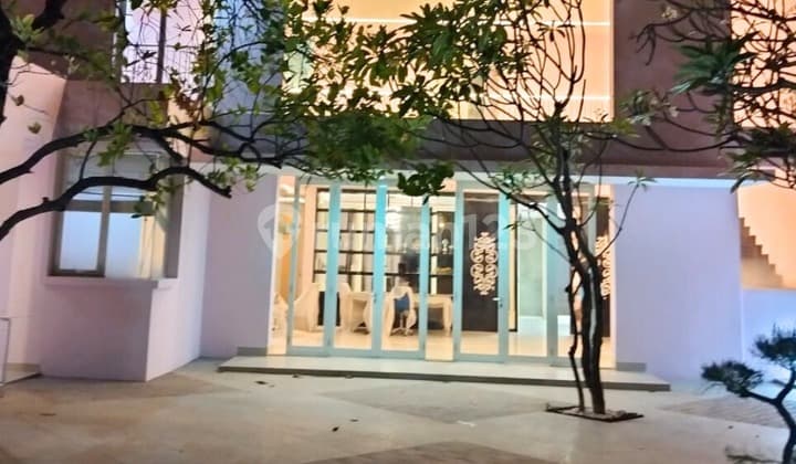 Disewakan Rumah Mewah 2Lt Full Furnished Siap Huni Pakuwon City