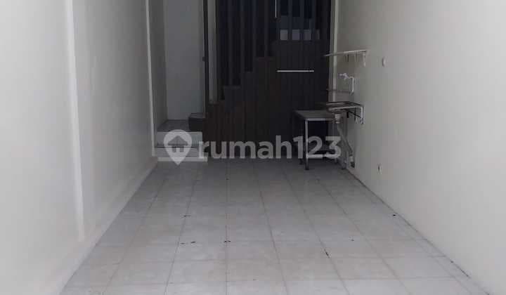 Affordable and Strategic 3-Storey Shophouse in Kresek Raya