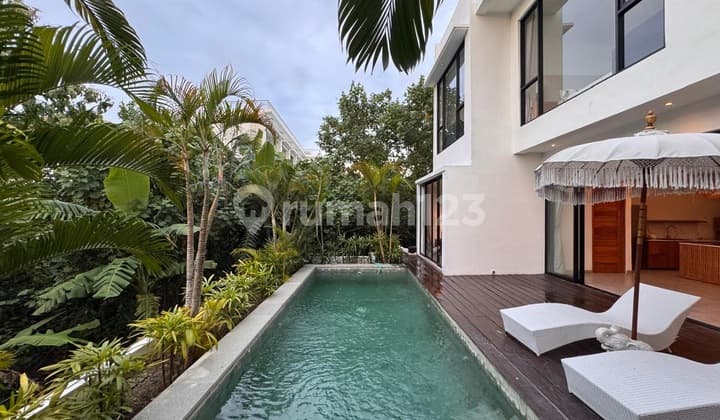 Modern 4-bedroom villa with jungle view