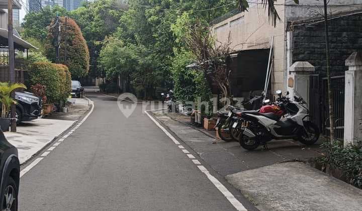 Tanah strategis sekali, ada bangunan tapi hitung tanah saja di Kebayoran Baru Jaksel Harga Nego