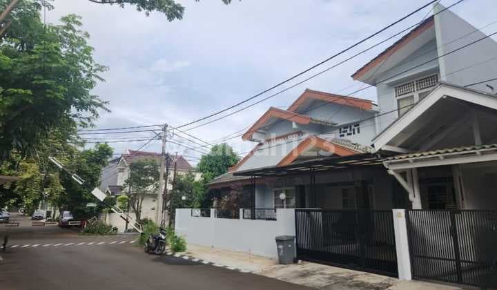 Rumah Luas di Lingkungan Tenang, Strategis di Sektor 9 Bintaro Tangsel