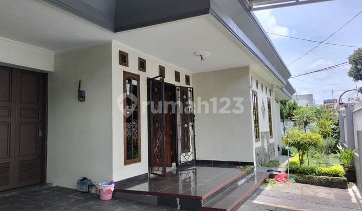 Rumah bagus semi furnished ditengah kota