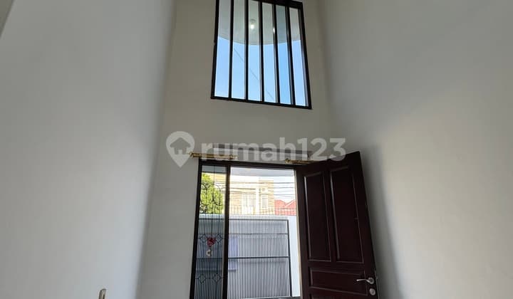 For Quick Sale! Comfortable Home in the Elite Housing Complex Istana Mekar Wangi Bandung