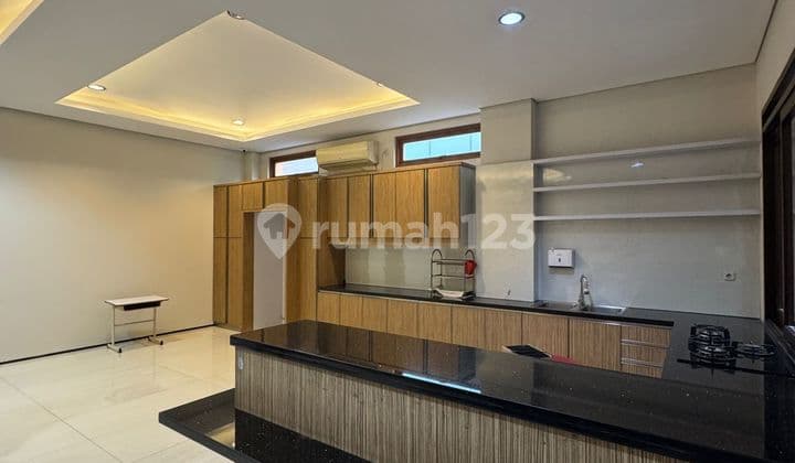 Murah! Rumah Mewah Plus Tempat Usaha Di Lokasi Premium Cihampelas Bawah Siap Huni