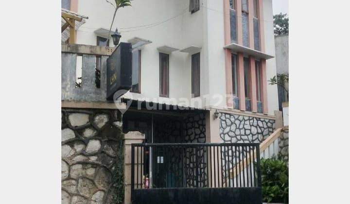 Rumah 2 Lantai Parongpong Ada Kolam Renang