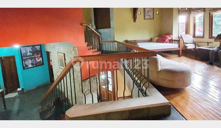 Rumah Artistik 3 Lantai Luas di Gegerkalong