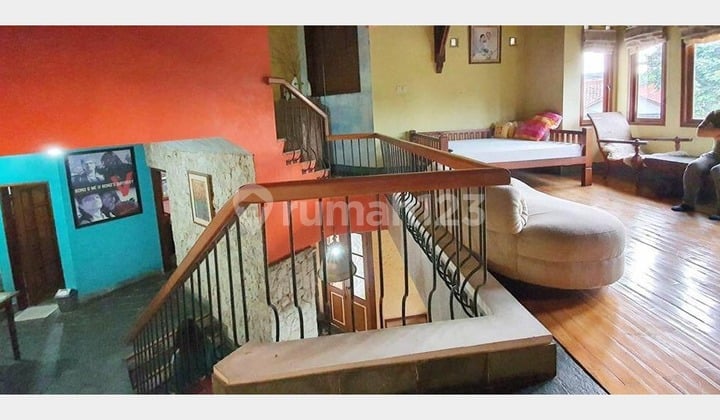 Rumah Artistik 3 Lantai Luas di Gegerkalong