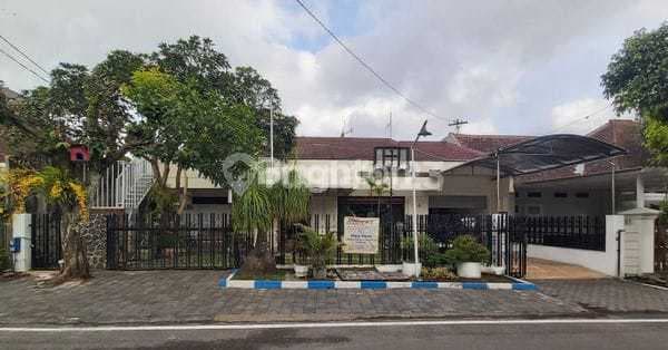 Rumah Luas 2 Lantai Potensial Untuk Guest House
