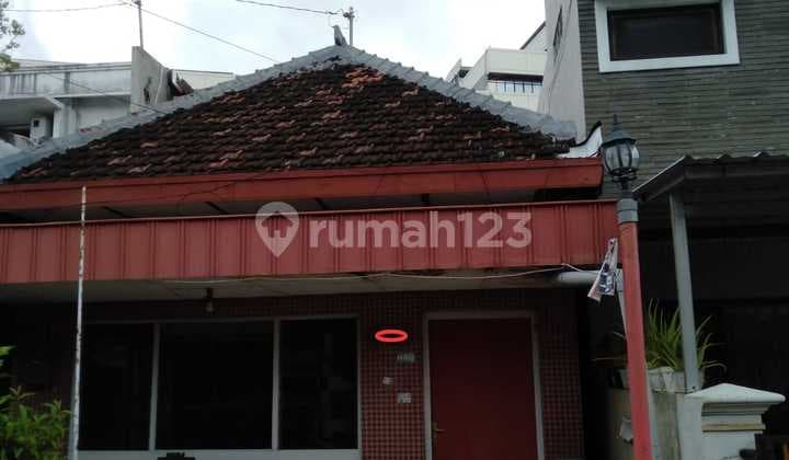 Selling a 205m2 house near Paragon Mall Semarang. Suitable for a boarding house.