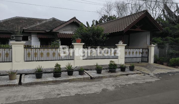 Rumah Tua Luas di Bawah Harga Pasar di Perumahan Jakapermai