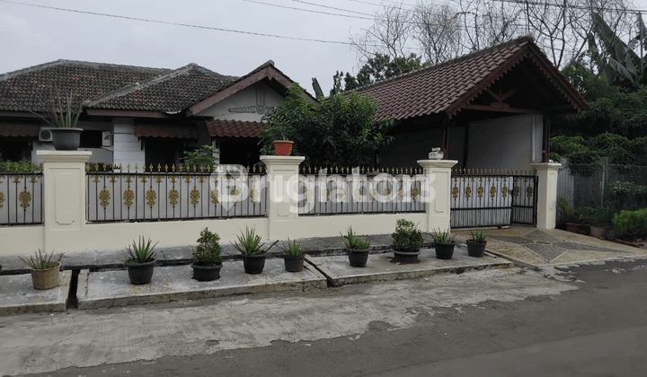 Rumah Tua Luas di Bawah Harga Pasar di Perumahan Jakapermai