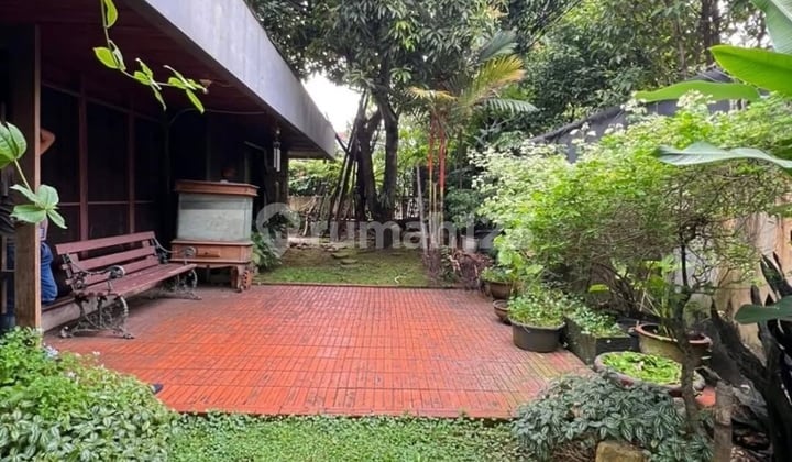 House for quick sale in the elite area near Senopati, Kebayoran Baru.