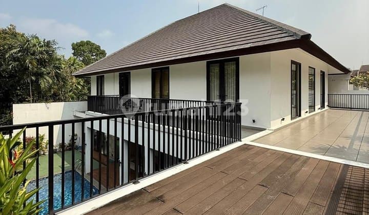 house in a townhouse in the premium area of Kemang near Senopati