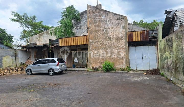 Tanah dan Bangunan Luas Pinggir Jalan Besar di Solo