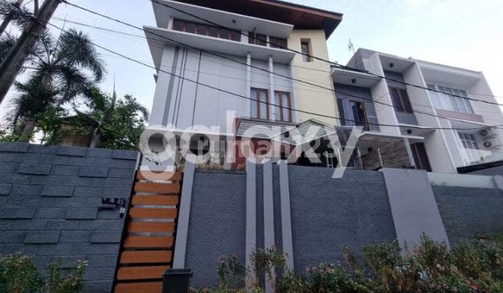 Rumah dengan Konsep Semi Split di Janur Kuning Residence Kelapa Gading Jakarta Utara