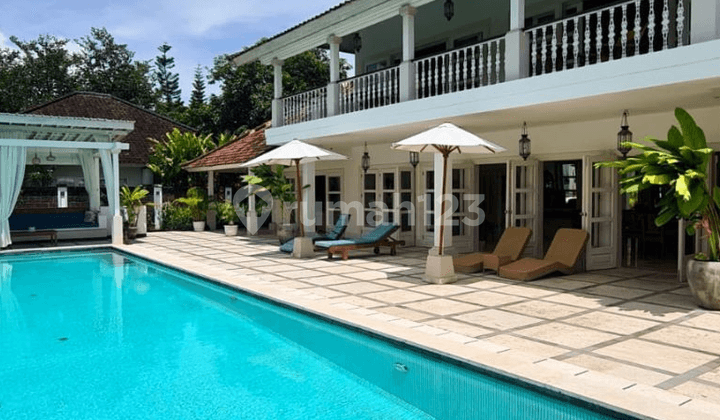 Villa Mewah Bergaya Colonial By The River di Tabanan