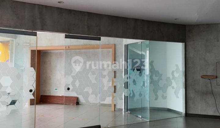 Gedung Komersial 3 Lantai Luas ±4025 M² + Parkir Luas, SHM Aman