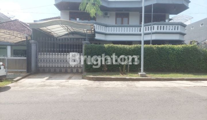 BIG HOUSE IN THE CENTER OF MALANG CITY