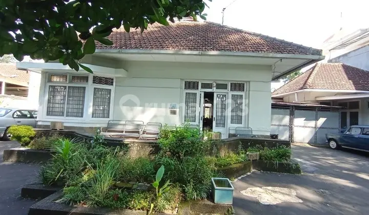 Luxury House on Ijen Street, Malang Land Area 895m² 8 Bedrooms Freehold Furnished