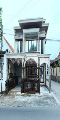 Rumah Mewah 3 Lantai Hook di Singosari - Luas & Siap Huni