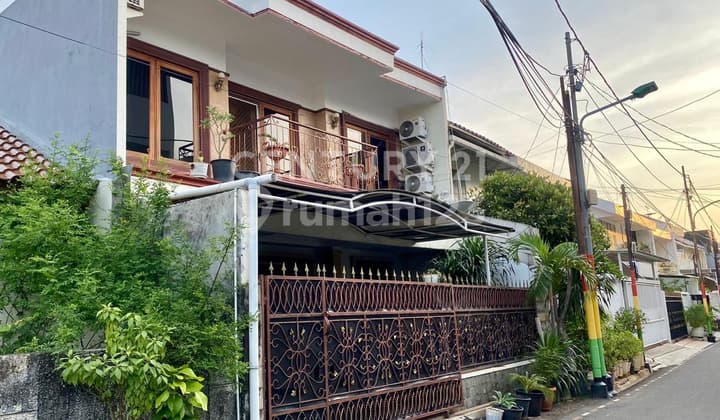 Rumah 2,5 Lantai Siap Huni Lokasi Strategis di Tomang