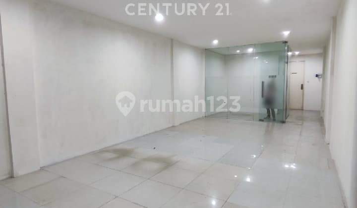 Ruko 3 Lantai di Boulevard Raya Sudah Bsgus dan Rapi