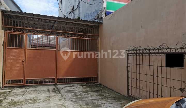 House by the Main Road in Kebayoran Lama Priced Below NJOP