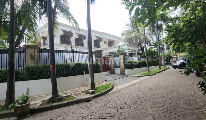 Rumah Super Mewah Asri Hook Furnished Premium di Menteng Jakarta LT 1100 LB 1800