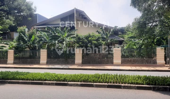 Rumah Besar Lokasi Premium di Tanah Mas, Jakarta Timur