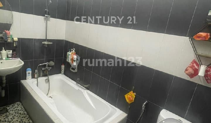 Rumah Strategis 3Kt Dekat Pintu Tol Halim di Cipinang Melayu