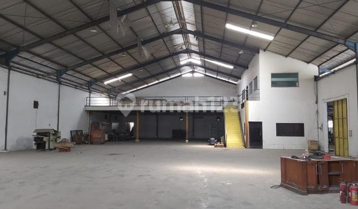 Tanah Beserta Gudang Hadap Selatan