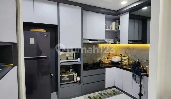 Quick sale 3-storey House for Sub-let. Strategic location near main road. Flood-free.