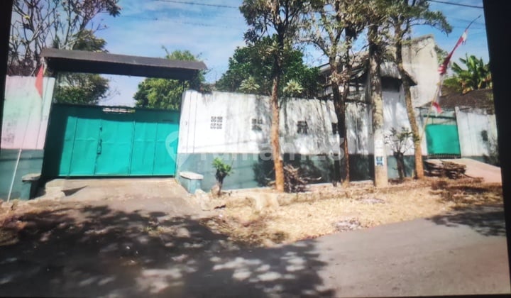 For sale: house and swiftlet building in Anjasmoro Lawang.