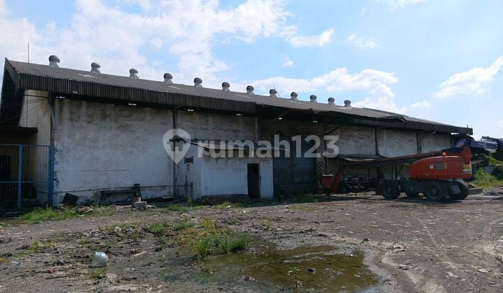 Warehouse for Sale in Kalianak with Loading Dock, Near Margomulyo Perak