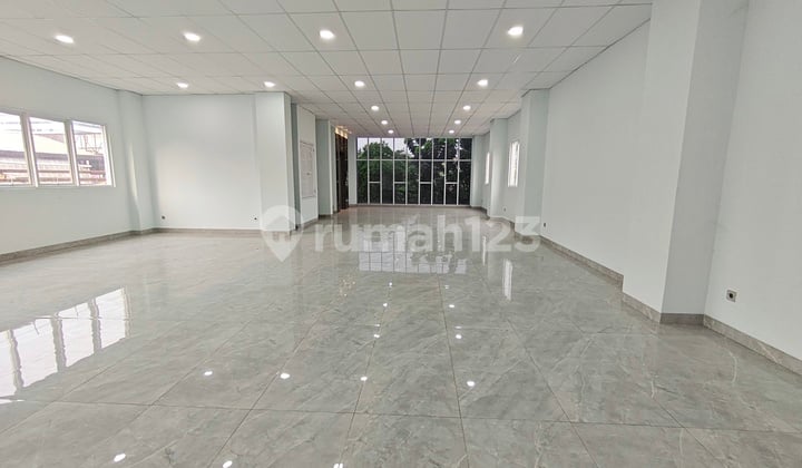 Building 4,5 Floors with Lift Near Otista, East Jakarta