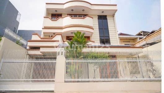 Rumah 3 1/2 Lantai Luas 410 M2 Dekat Gajah Mada, Jakarta Pusat