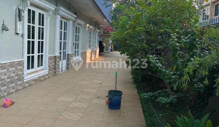 Rumah 1 Lantai, Carport 11 Mobil di Kartini Raya, Jakpus