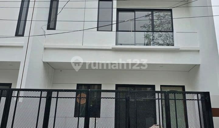 Rumah Baru 3 Lantai 4+1br Lt 7x14m Di Sunter, Jakut