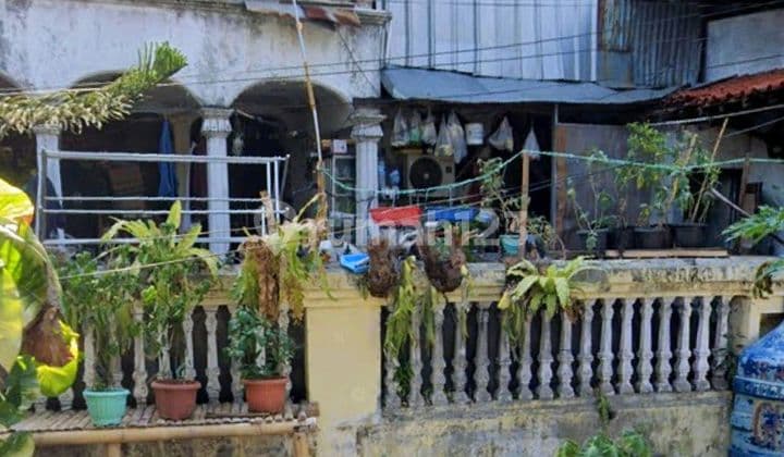 Old House with Land Area of 835 M2 in Cempaka Putih, Central Jakarta